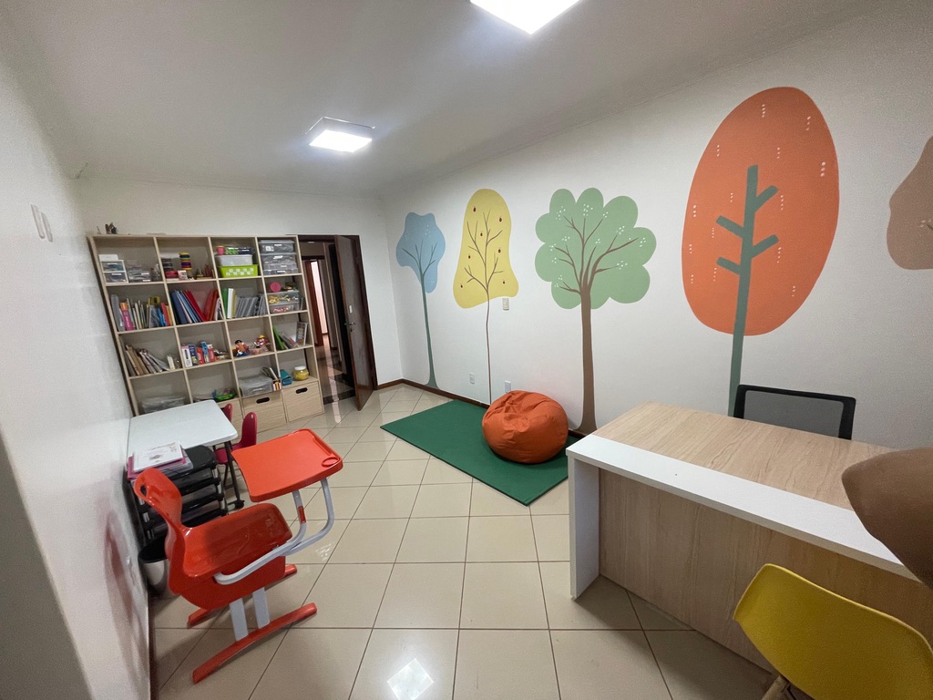 Sala de terapia infantil da Vitta Mundo com decoração lúdica de árvores coloridas